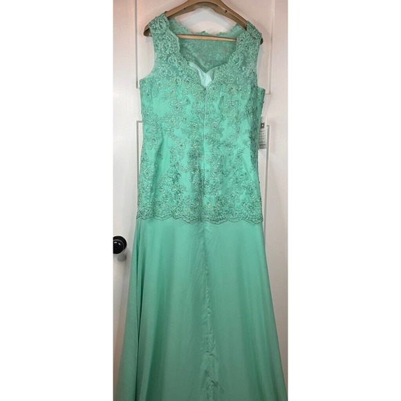 Lavetir Gown Dress Women's 18 Plus Green Floral Maxi Jewel Neck Sleeveless New - Picture 2 of 16
